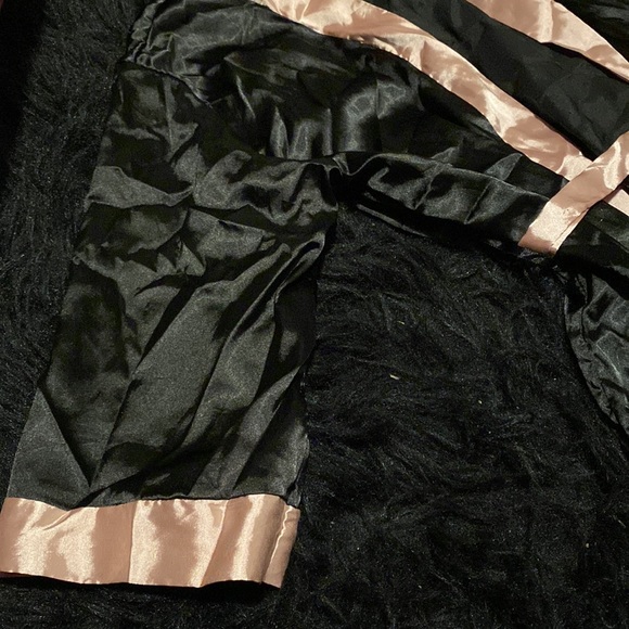 Silky Robe (black and pink) - Picture 2 of 3